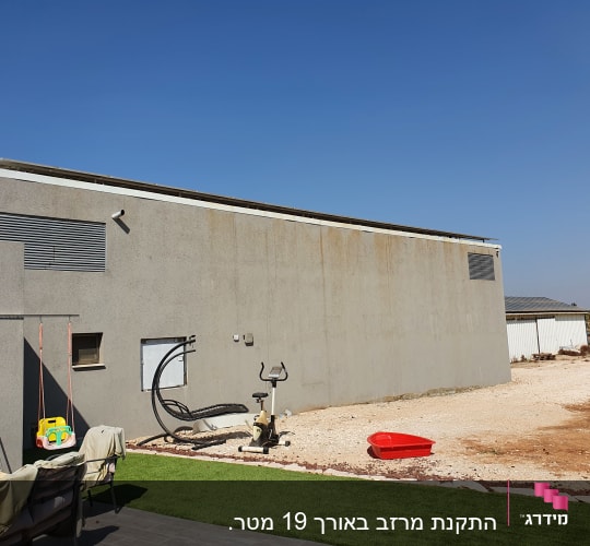 קיר בטון עם אופני כושר ונדנדה